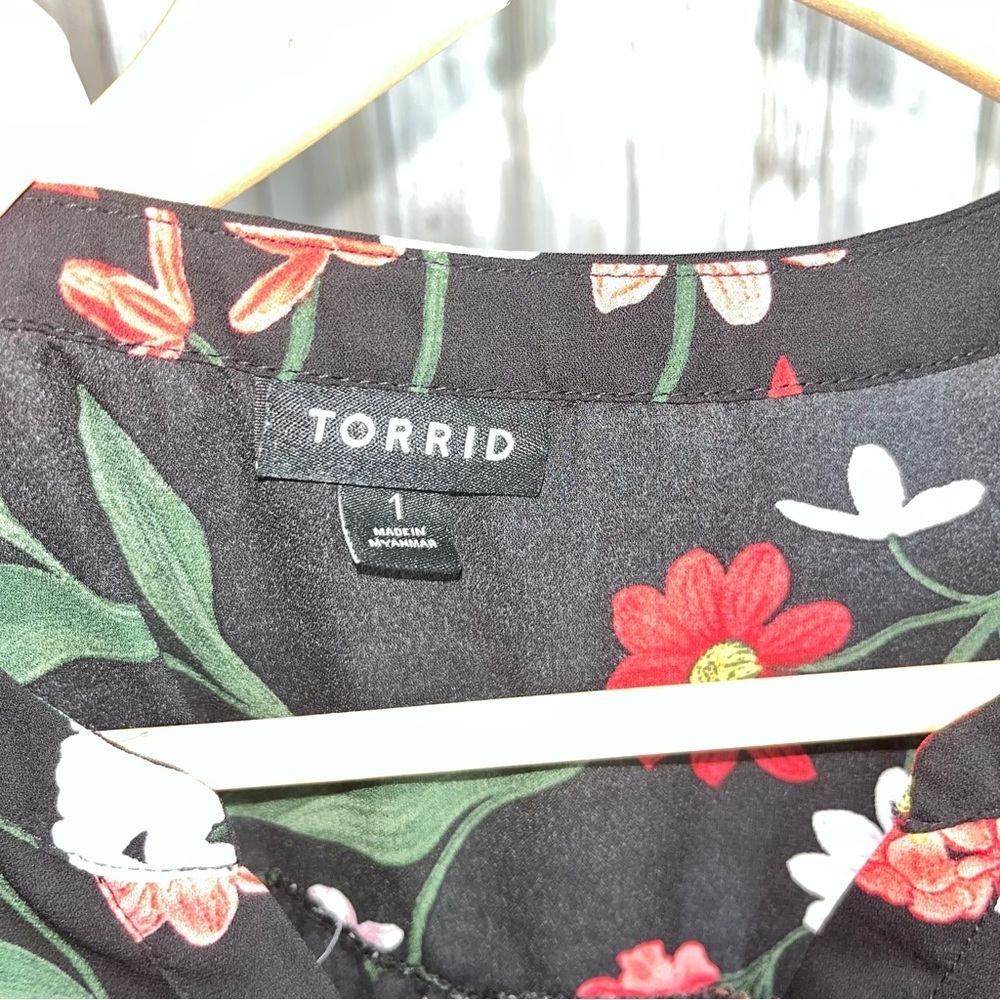 Torrid Floral Georgette Blouse 1X Black Red Split Neck Lightweight Plus Size Top - Picture 6 of 6
